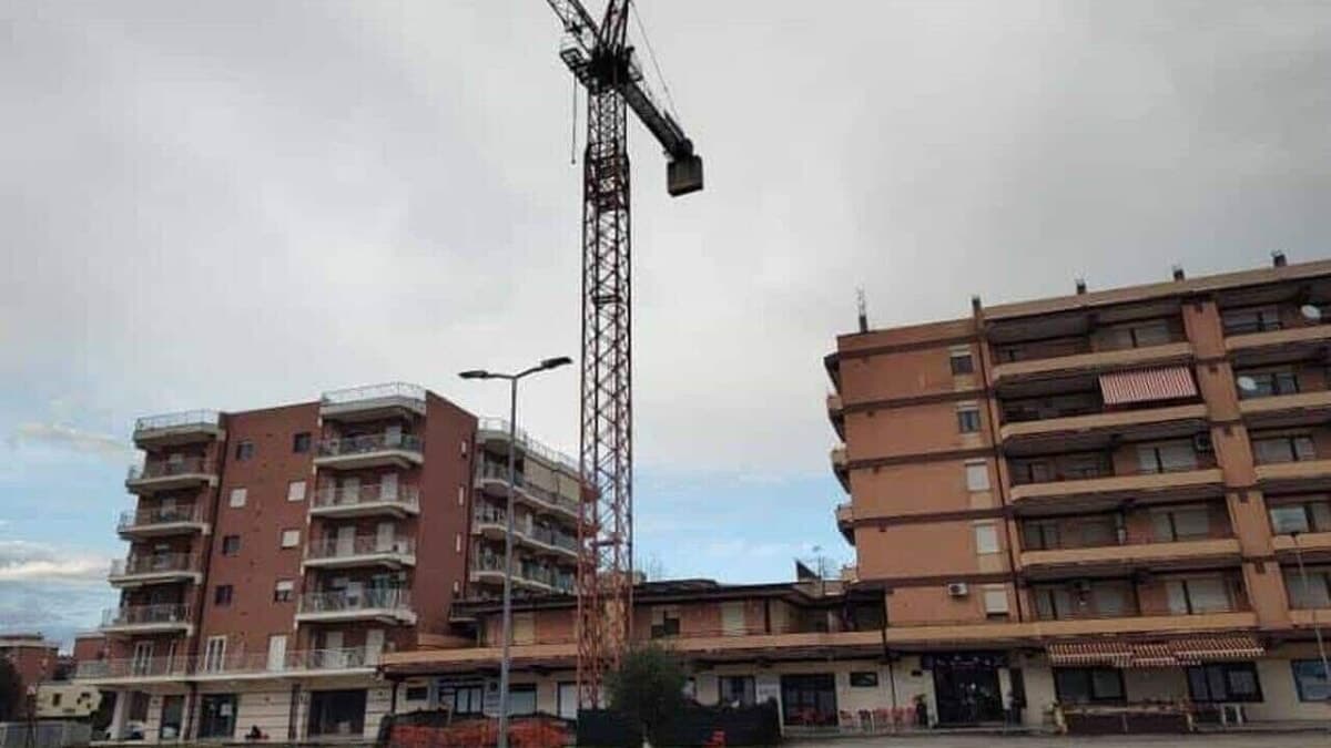 Gru di via Terranova, Legambiente torna all'attacco: "Quel mostro di ferro va rimosso subito"