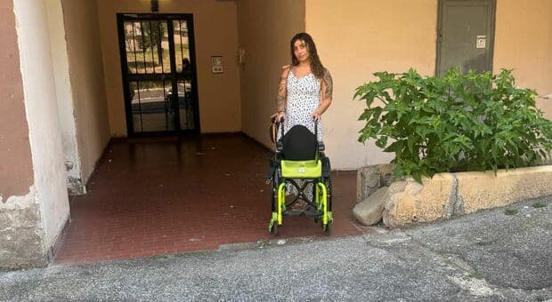  Roma, niente parcheggio per i figli disabili. «Aspetto da mesi il posto davanti casa». La battaglia di una mamma 