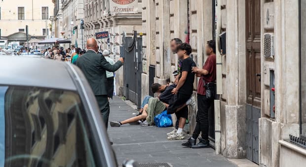  Roma, latitante per traffico di cocaina "tradito" dall'incontro con l'amante: arrestato in una camera d'albergo 