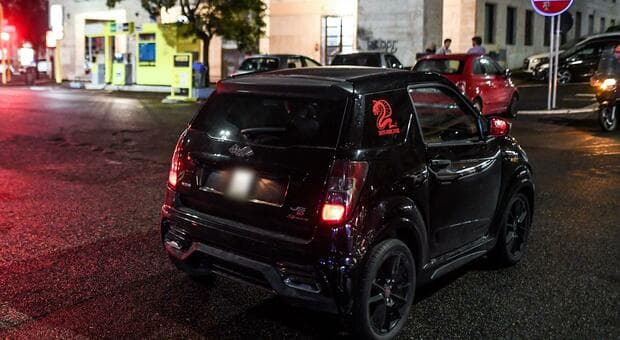  Roma, la banda della minicar colpisce ancora. Caccia a due minorenni: «Uno è esile e biondino» 