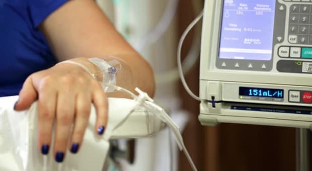  «Lei ha un tumore, serve la chemio»: diagnosi errata, dopo 33 cicli la donna muore. Alla famiglia maxi-risarcimento 