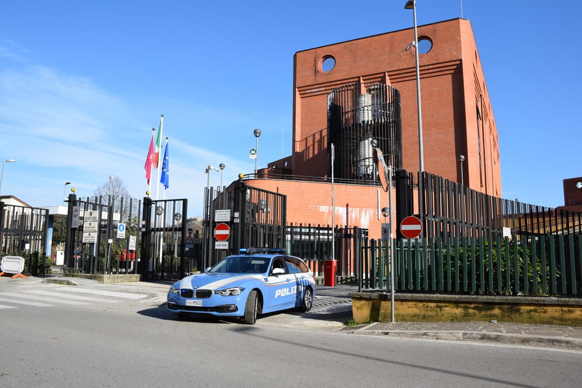 Frosinone, uomo fermato con un coltello e un tubo di metallo: scatta la denuncia