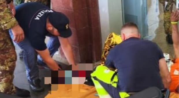  Stazione Termini, dissanguato sulle scale mobili crolla a terra. «Emorragia inarrestabile»: salvato da Polizia ed Esercito 