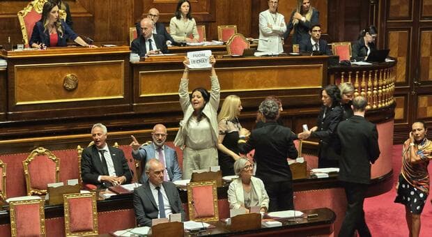  Delmastro, no della giunta della Camera all'acquisizione delle chat con Caroccia. Senatori M5s occupano i banchi per protesta 