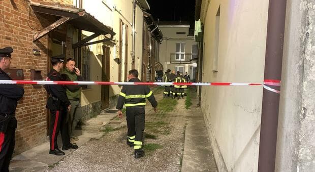  Marito e moglie trovati morti in casa a Mirandola, i corpi decapitati: sentito il figlio 