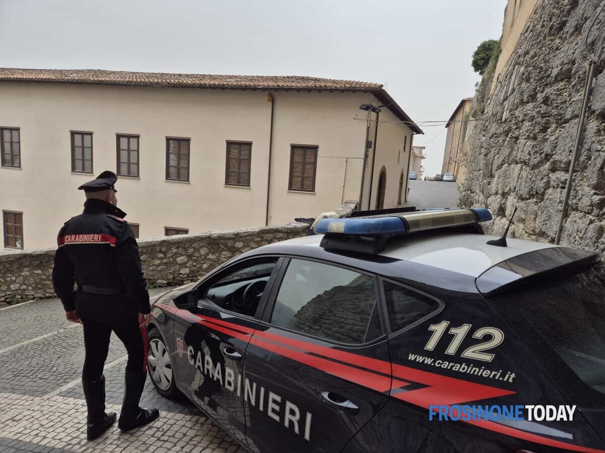 Ferentino, usa una carta rubata per acquistare tabacchi: denunciata una donna