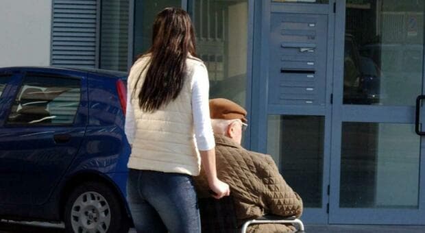  Legge 104, permesso per assistere la madre disabile ma va al mare. Incastrata dall'investigatore dell'azienda, per la Cassazione ha ragione lei 