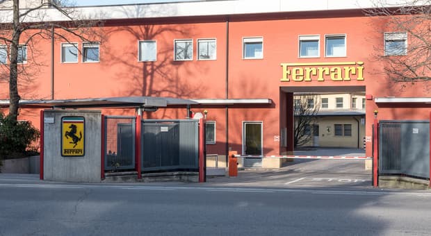  Operaio della Ferrari licenziato per atti persecutori verso collega: tradiva la moglie con lei, poi ha iniziato a tormentarla 