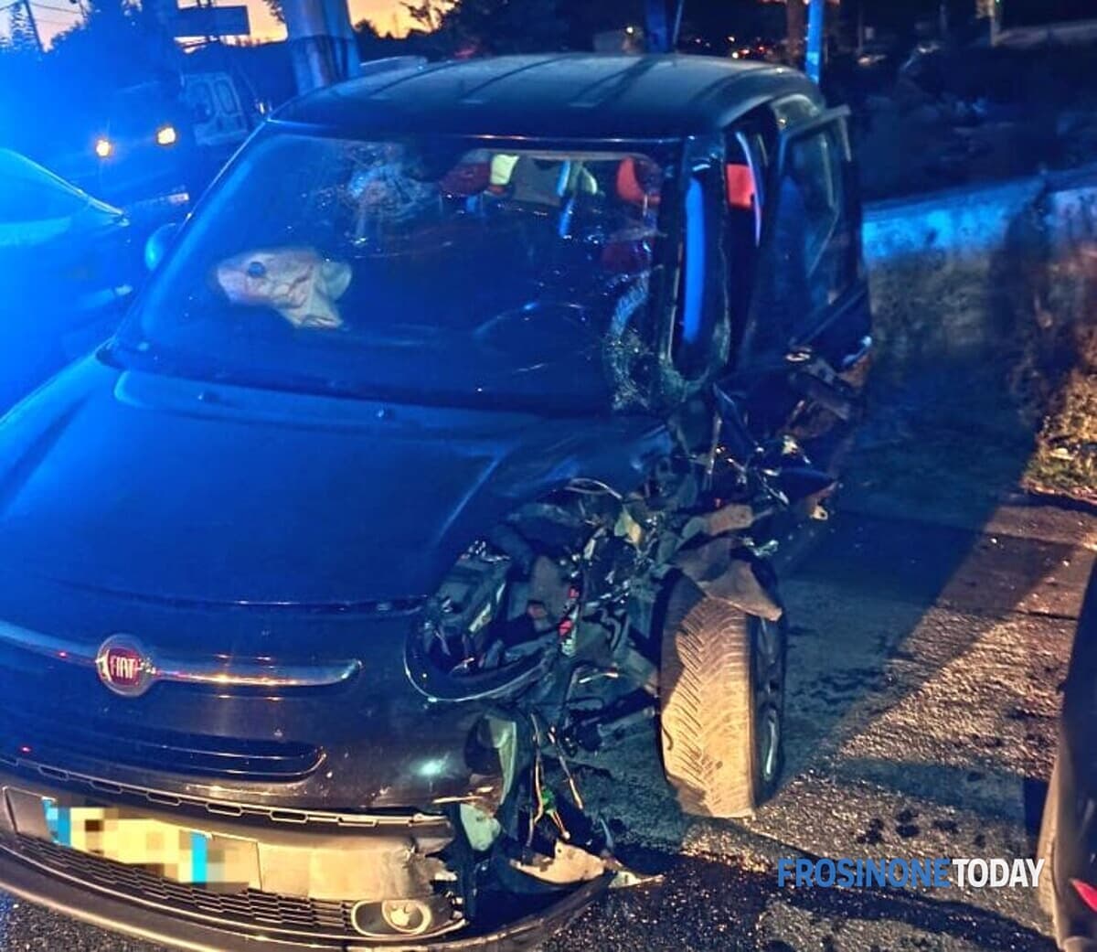 Violento incidente sulla Casilina tra un camion e un'auto, due uomini trasportati in codice rosso