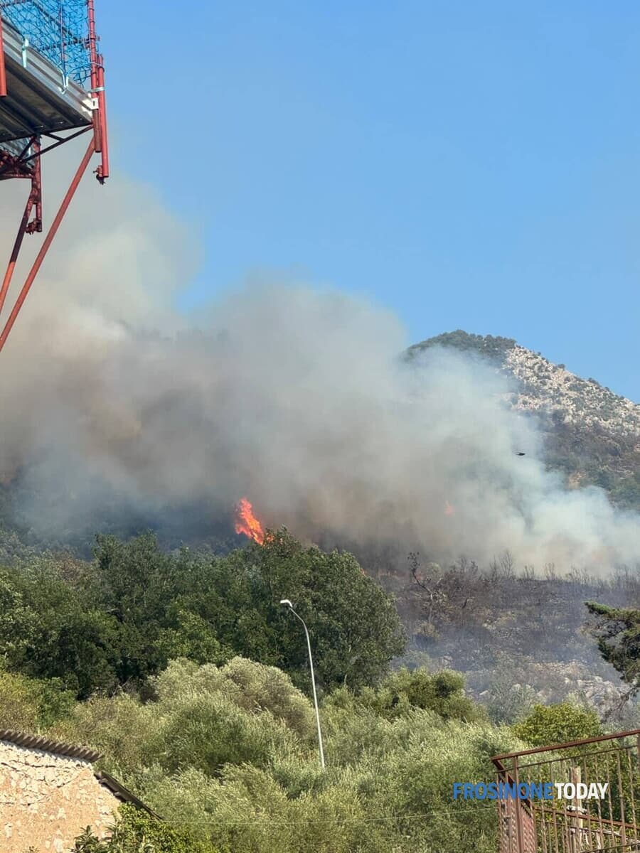Fiamme e fumo a due passi dalle abitazioni, il dramma di Esperia (foto)