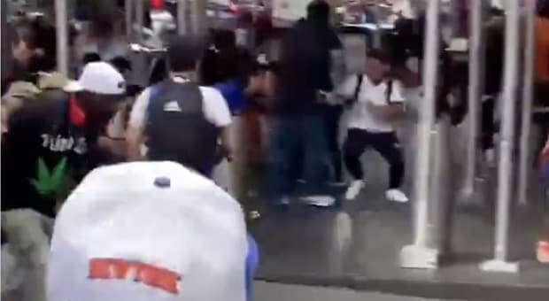  New York, sparatoria a Times Square nel giorno della parata dei Knicks: panico tra la folla, un arresto 