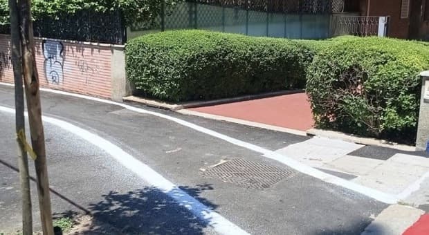  Roma, a Monteverde ecco la ciclabile che sfida ogni logica: il percorso impossibile tra marciapiede, fermata del bus e rampa per disabili 