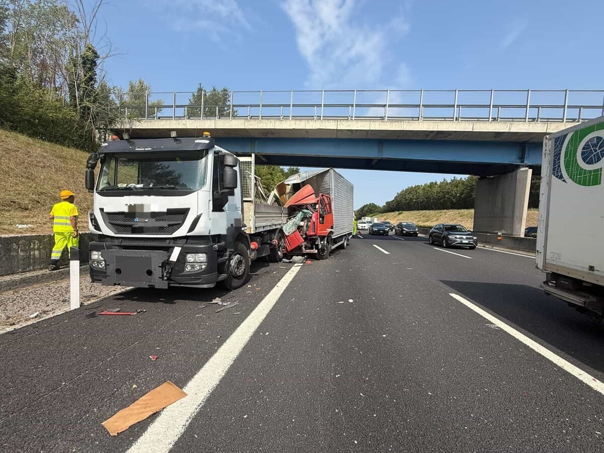 Tir contro un cantiere sulla A1 tra Ceprano e Pontecorvo: autista in gravi condizioni