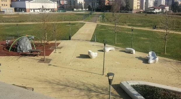  Tenta di strangolare un bimbo di 3 anni al parco davanti alla madre. Brescia, il piccolo salvato da un passante 