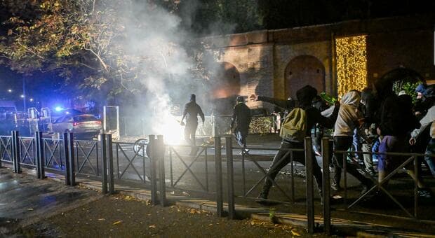  Cortei 30 ottobre, la marcia pacifica degli studenti in piazza. Ma poi la guerriglia 