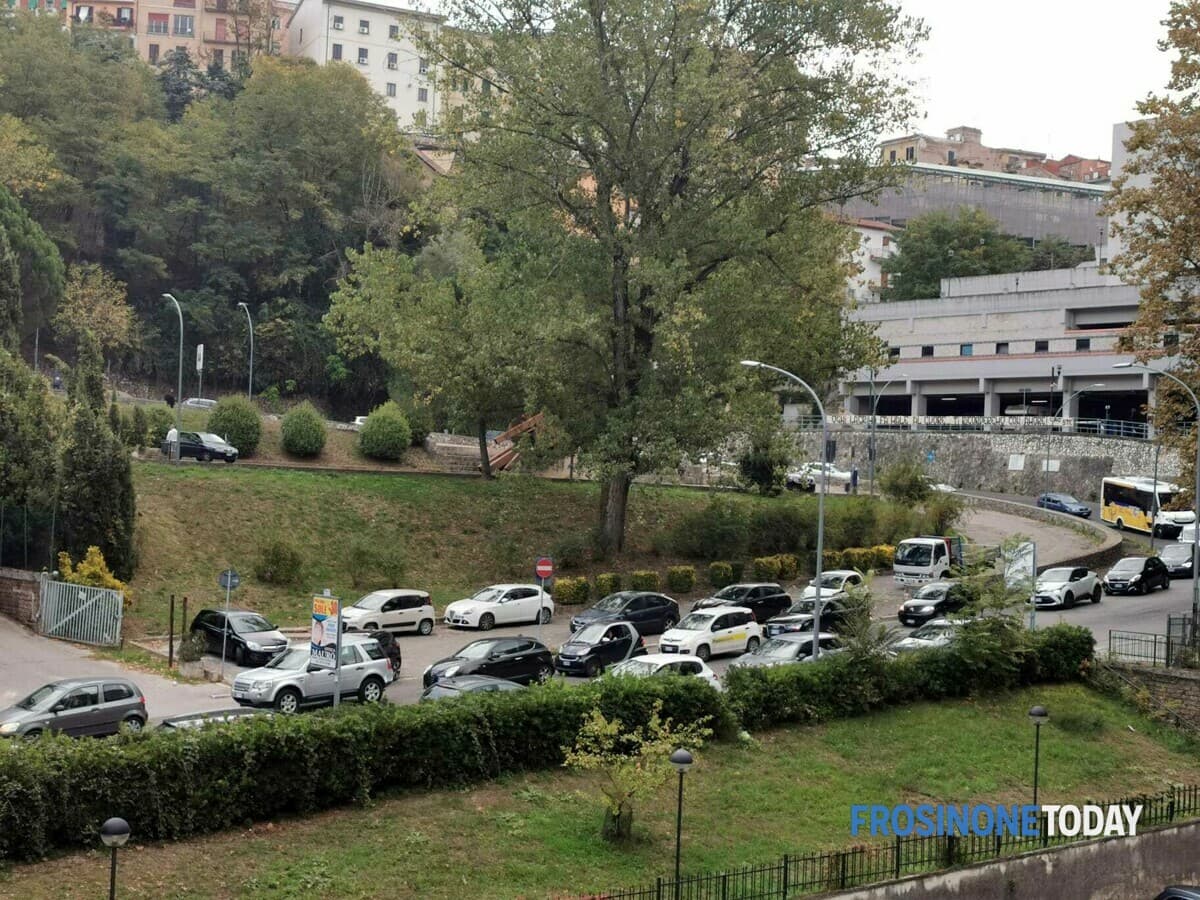 Frosinone, il problema non sono le strade né il BRT: è la nostra dipendenza dall’auto