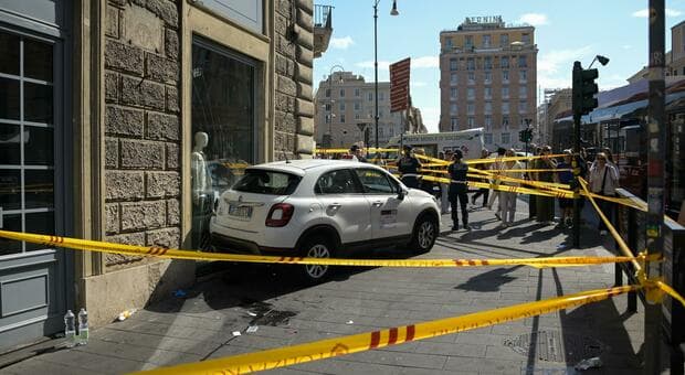  Roma, si sgancia il freno a mano: taxi senza conducente travolge una donna a via del Tritone, rischia l'amputazione della gamba 