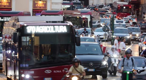  Roma, stretta sui furbetti del biglietto: 470 multe al giorno su metro e bus 