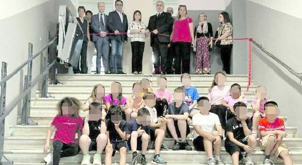  Roma, bimbi in festa alla scuola Baldi: il montascale per disabili è realtà 