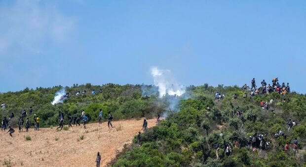  Ceuta, cariche e lacrimogeni: Rabat blocca centinaia di migranti verso l'exclave spagnola 