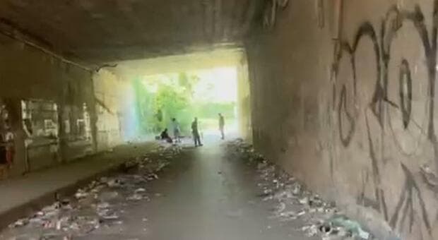  Roma, nel covo infernale di Tor Sapienza tra gli ?zombie? affamati di crack 