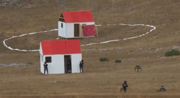  Serbia, arrivano i ?cani robot? di produzione cinese (dotati di mitragliatrici e lanciarazzi): come funzionano le armi del futuro 
