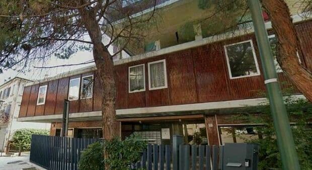  «Il nostro condominio ostaggio dei tossicodipendenti, abbiamo trovato i vasi pieni di siringhe. Siamo prigionieri in casa nostra» 
