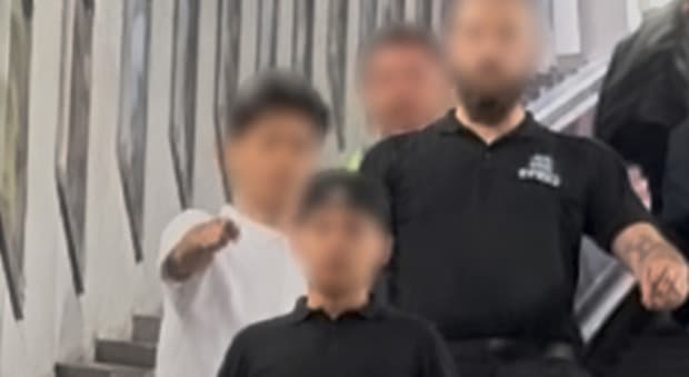  Borseggiatori cercano di derubare famiglia di turisti e spruzzano spray al peperoncino (anche contro i bambini), panico sulla Metro A di Roma 