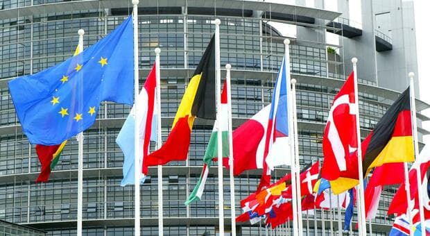  «Rimandateli indietro». Cori degli eurodeputati di destra dopo il voto sui rimpatri, ecco cosa è successo in Aula 