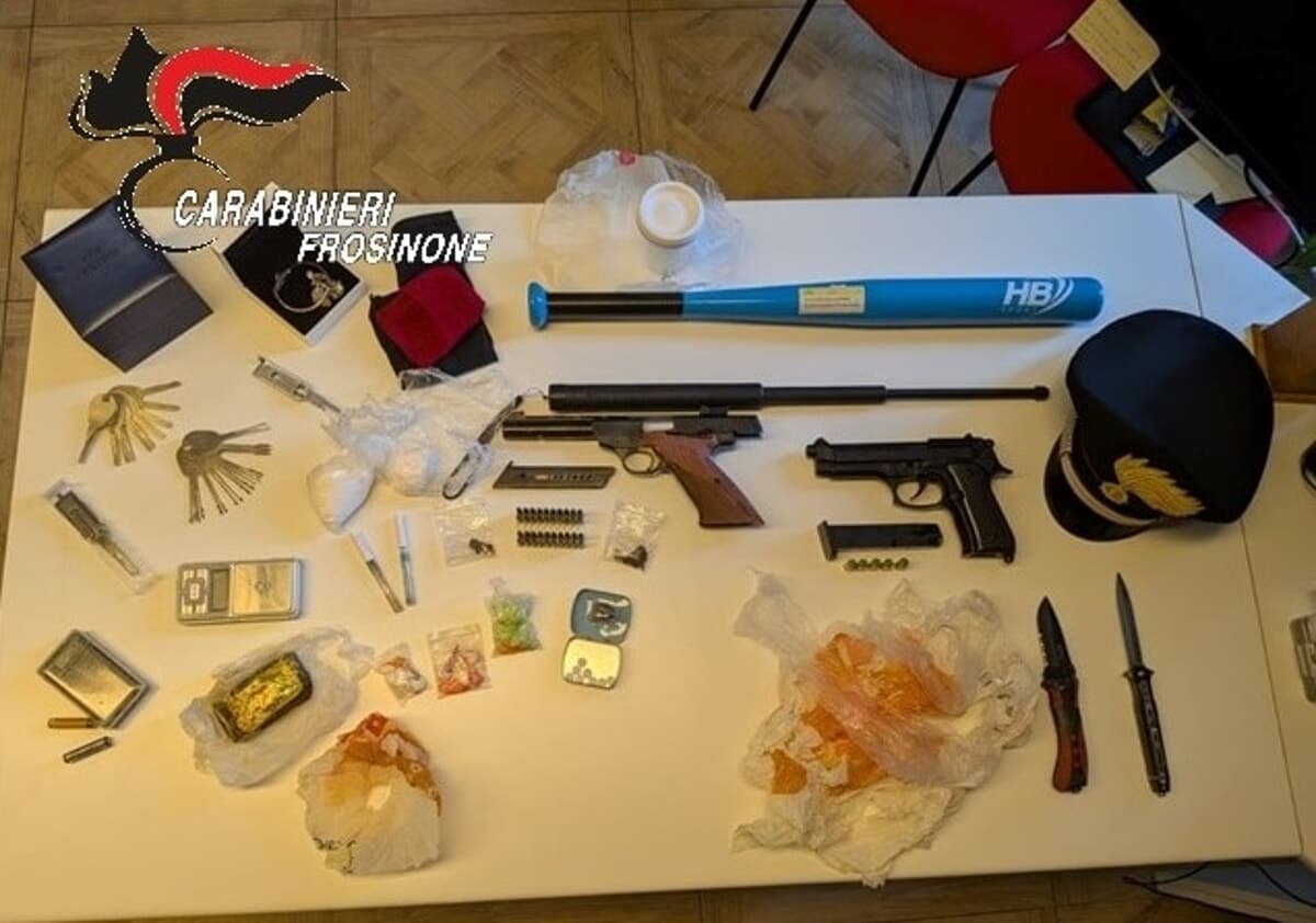 Ferentino, armi e droga nascoste in un locale del centro: arrestate due persone