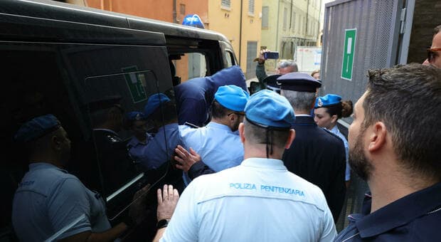  Attentato di Modena, El Koudri tenta il suicidio in carcere. «Ha ingerito farmaci, ma non è in pericolo di vita» 