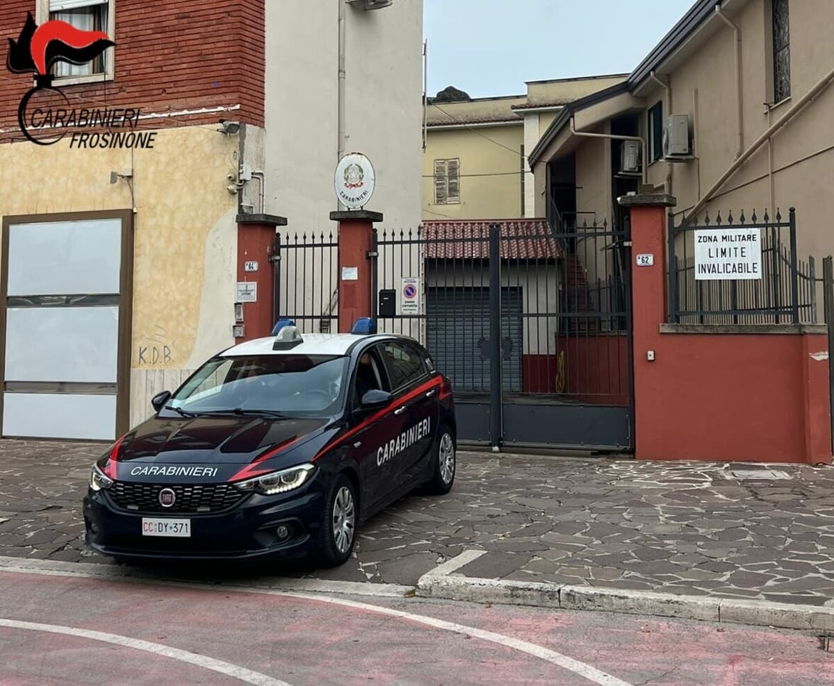 Frosinone, aggredisce un uomo con una bottiglia per rubargli la bici: arrestato. Denunciato anche il ferito