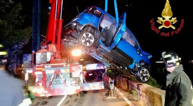  Ubriaco provoca incidente, auto cade nel lago di Como: morto un 37enne, grave la donna con lui 