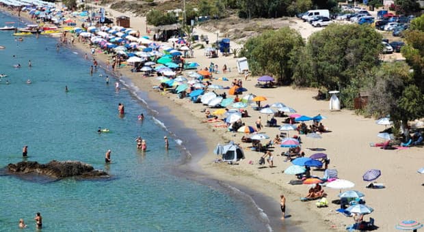  Pugni e schiaffi per un lettino, muore su una spiaggia della Grecia davanti alla moglie: fermato un 76enne 