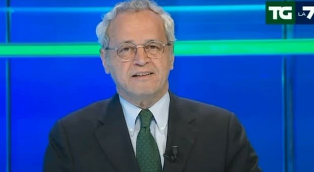  Enrico Mentana annuncia l'addio al Tg La7: «Il 23 dicembre mio ultimo giorno, saluterò i miei ascoltatori» 