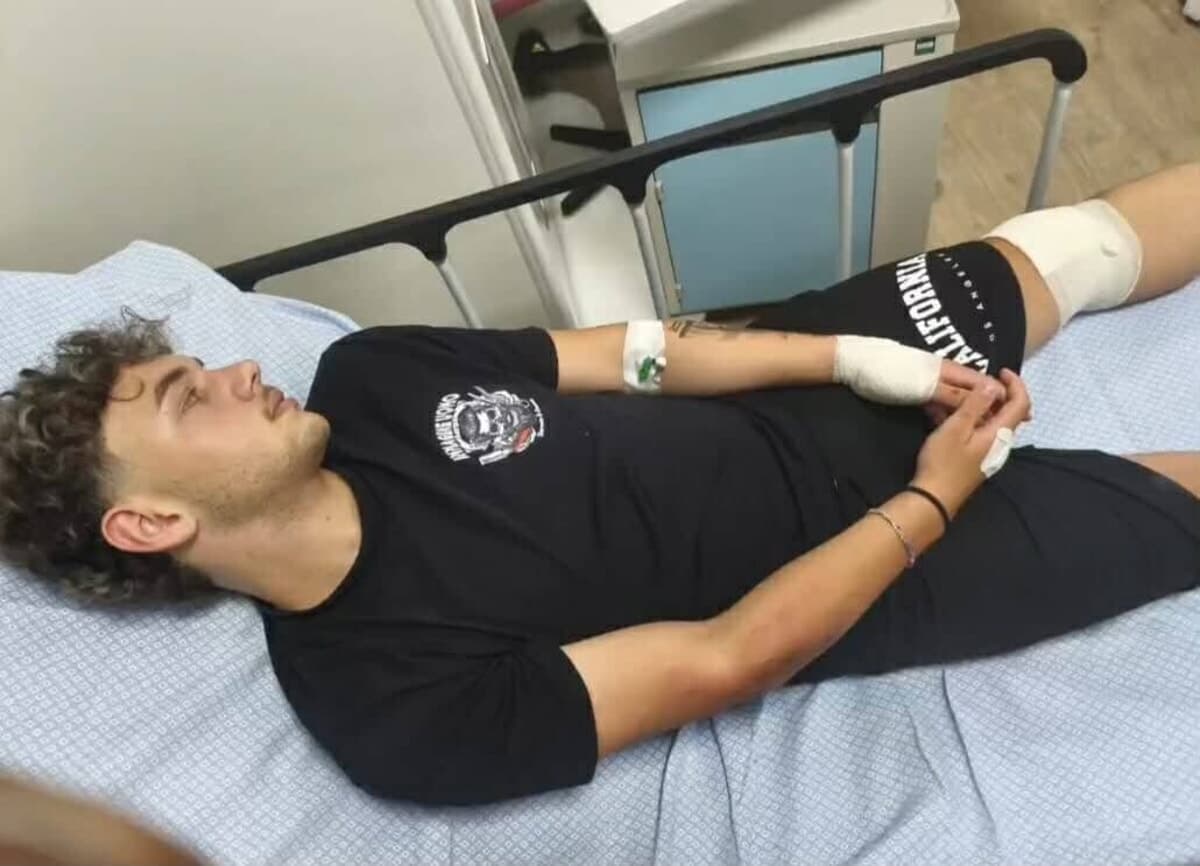Daniel, 18 anni, scaraventato fuori strada da un’auto: «Chi era alla guida si presenti dai carabinieri»