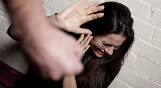  Roma, violentata a 12 anni dal patrigno orco si salva con il segnale d?aiuto 