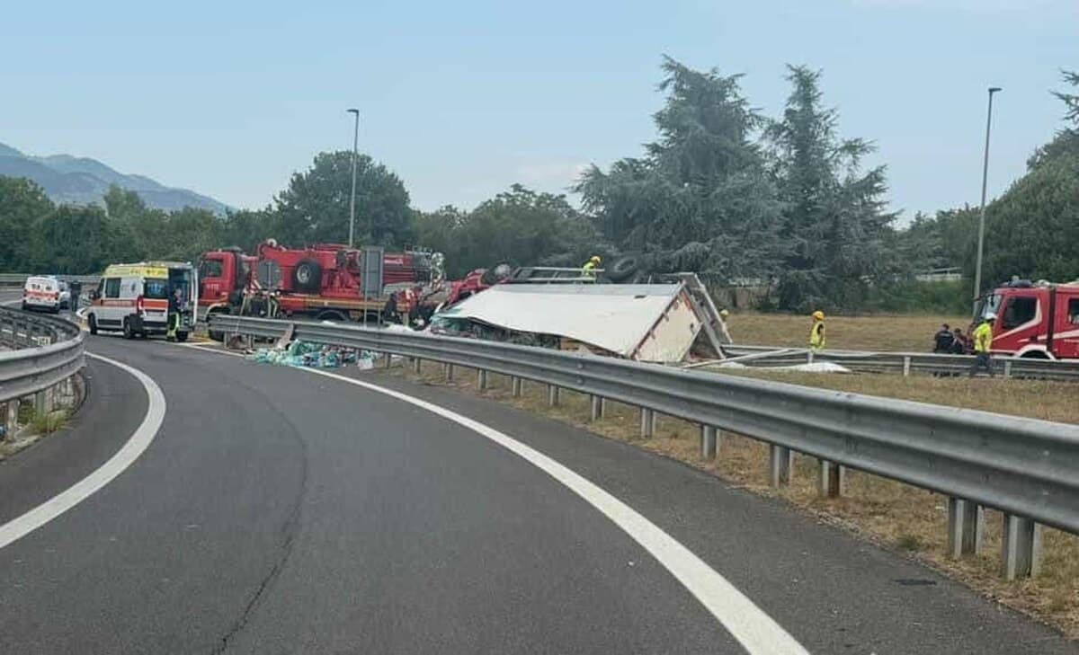 Camion perde il carico sulla rampa del casello di Pontecorvo: autista muore schiacciato