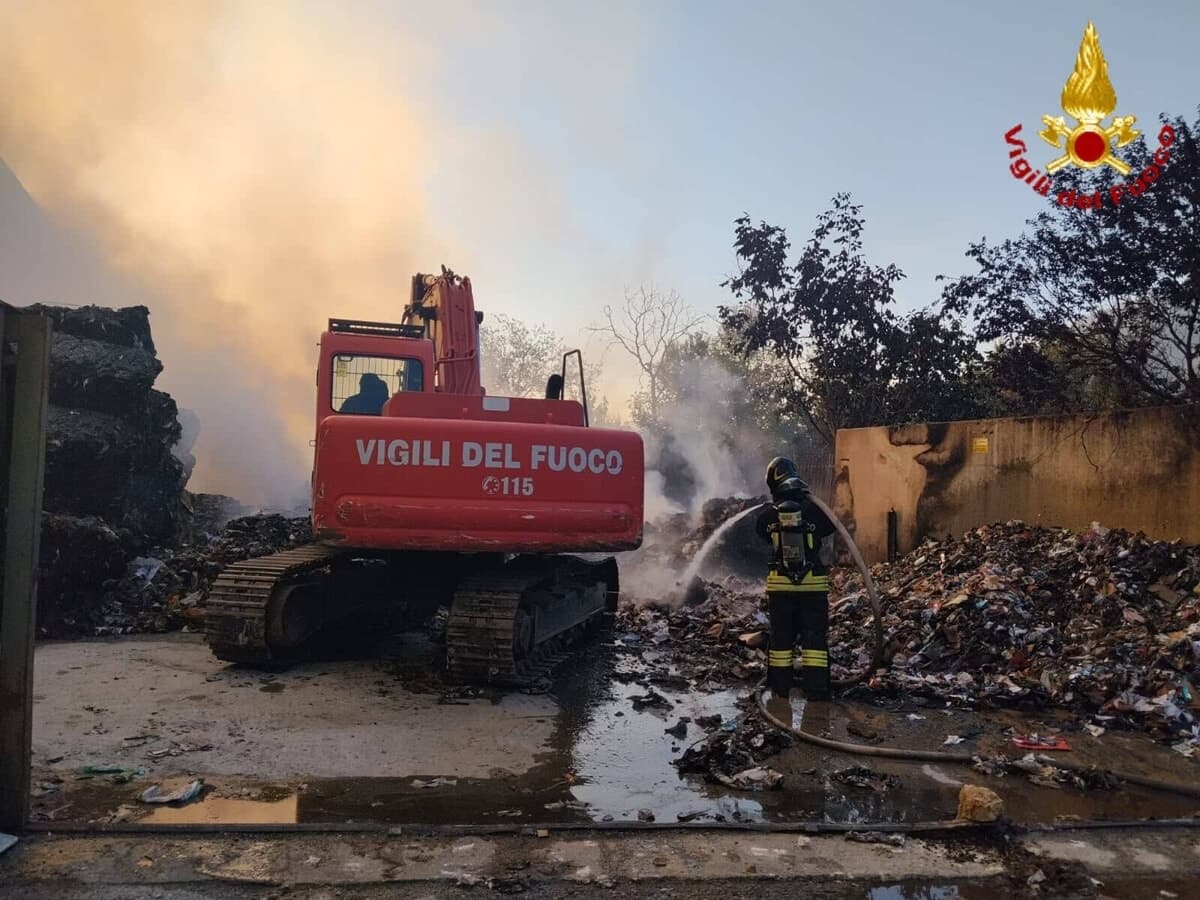 Incendio Remat Lazio, la Procura apre l’inchiesta: sotto esame cause del rogo e danni ambientali