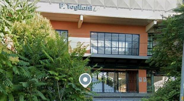  Roma, ucciso con un cacciavite per aver difeso un amico da un rapinatore: morto dopo 8 giorni di agonia, lite alla stazione Togliatti tra stranieri 
