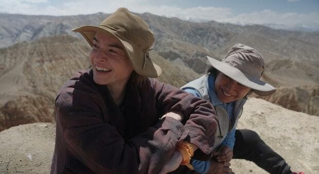  Kasia Smutniak: «La pioggia in Nepal sta sciogliendo le case. La gente là vive con poco o nulla» 
