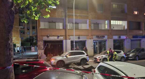  Esplosione a Don Bosco, bomba distrugge un negozio all'alba. «Attentatori arrivati in auto con targa coperta e fuggiti» 