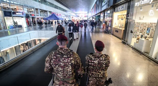  Scontri a Milano, arrivano i Parà della Folgore. Chi sono i 500 militari dell'operazione "anti-maranza" 