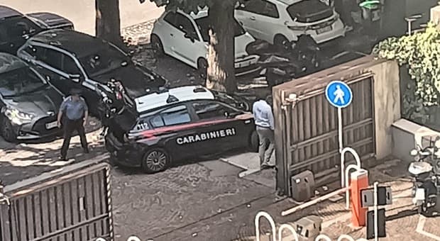  Roma, borsone pieno di armi all'Eur in viale Europa: scatta l'allarme per tre fucili 