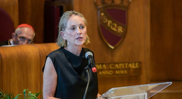  Sharon Stone a Trump: «Comportati in modo da rendere fiera una madre». E sull'ictus: «Morire ti apre gli occhi» 