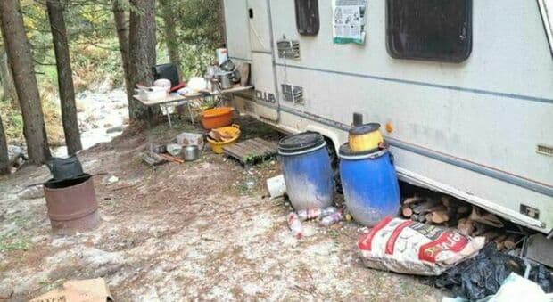  Pastore fuorilegge tiene in scacco la valle: «Carcasse non seppellite, degrado e cani pericolosi». Ma nessuno riesce a fermarlo 