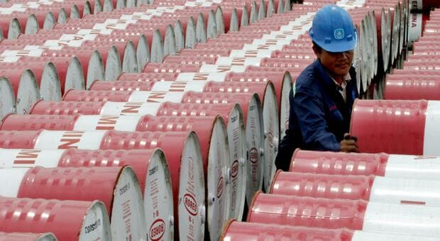  Petrolio, durata del conflitto e raffinazione: ecco le cause della febbre dei carburanti 