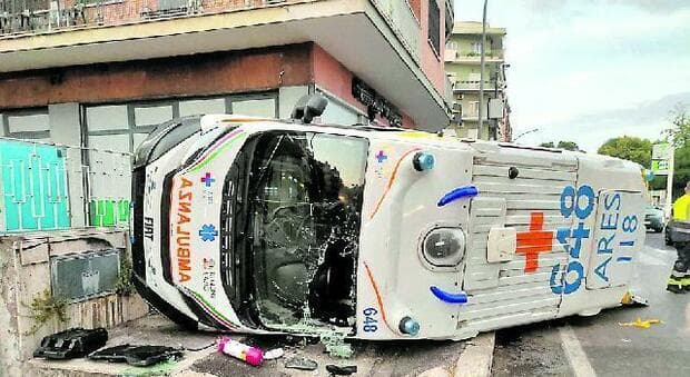  Nomentana, scontro con un'auto. Si ribalta l'ambulanza: quattro feriti 