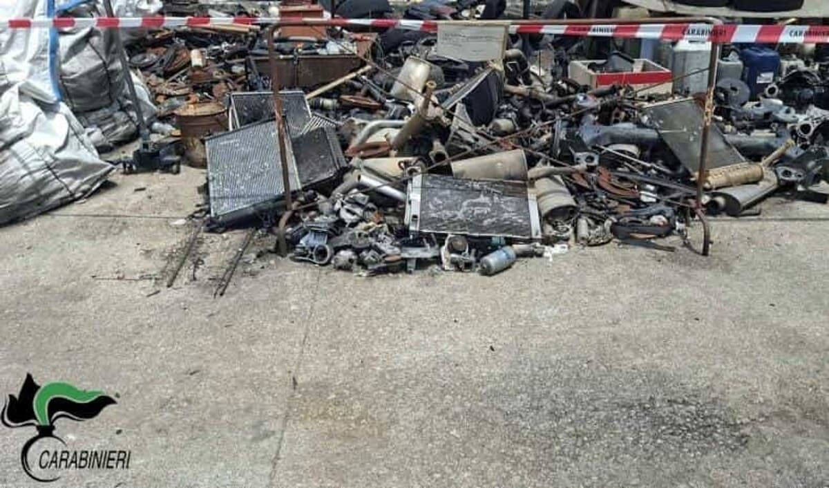 Isola del Liri, maxi sequestro in un'autofficina: rifiuti pericolosi abbandonati su 350 metri quadrati