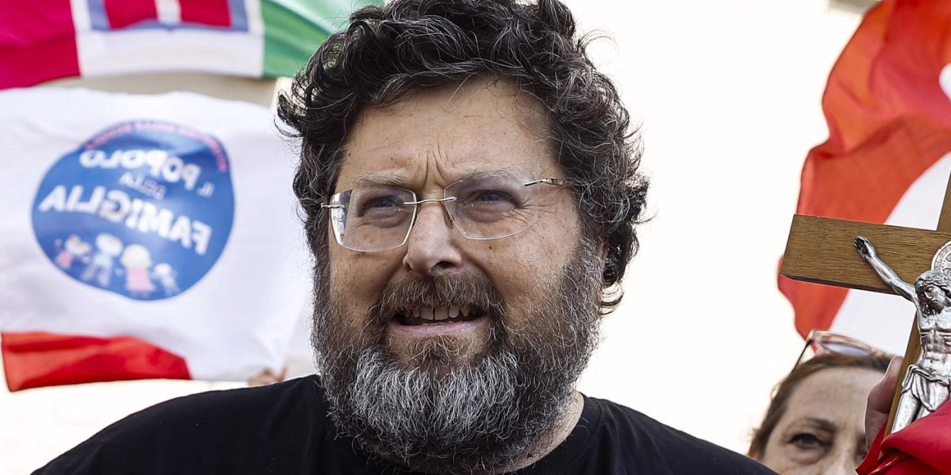 Mario Adinolfi finisce in prigione: violava i domiciliari usando i social